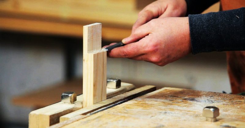 How to cut a square in wood with chisel